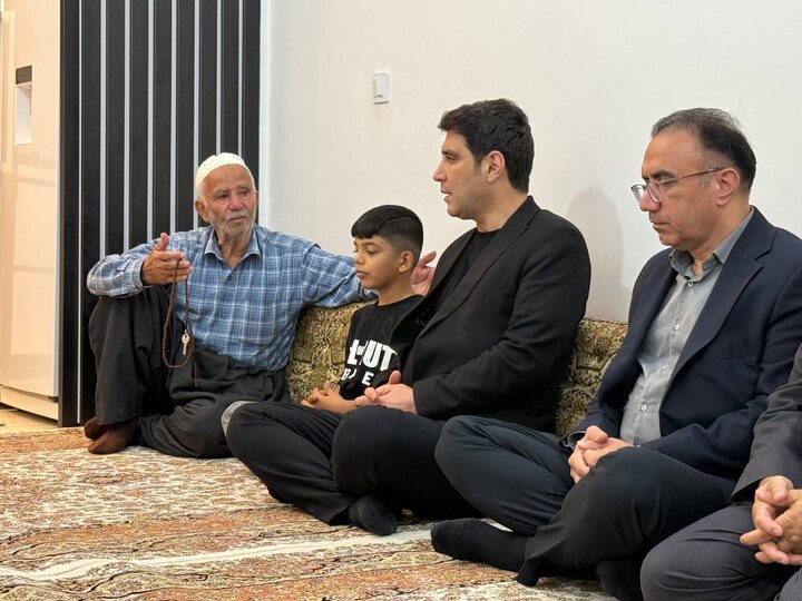استاندار کردستان با خانواده شهدای جنگ رمضان در سنندج دیدار کرد