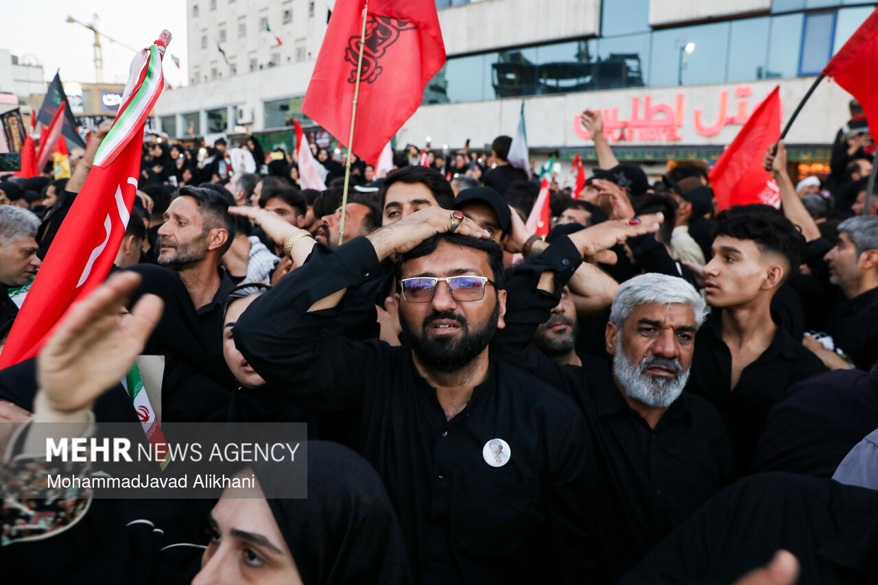تشییع پیکر رهبر شهید انقلاب در مشهد - ۱۰