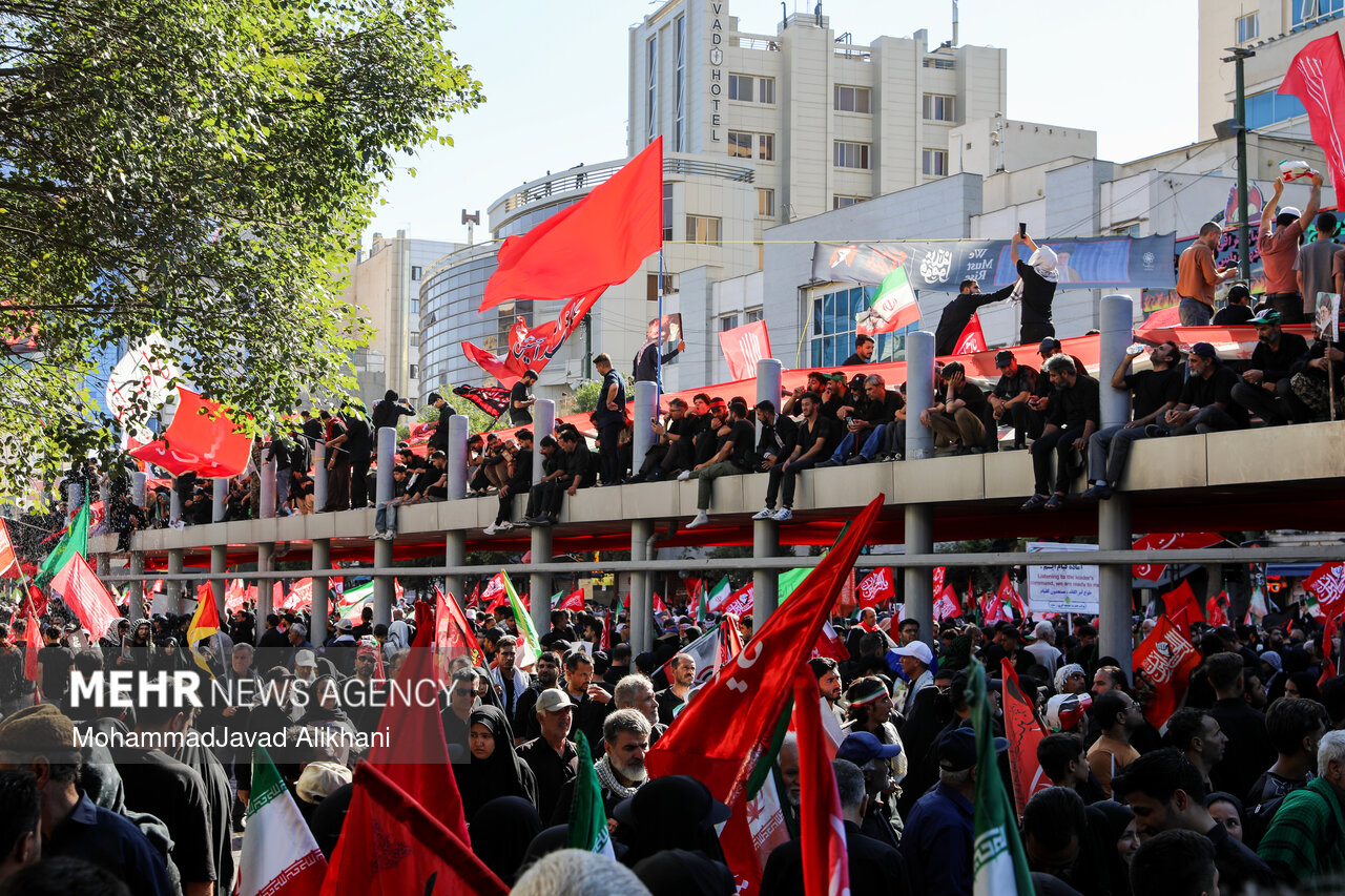 تشییع پیکر رهبر شهید انقلاب در مشهد - ۱۰