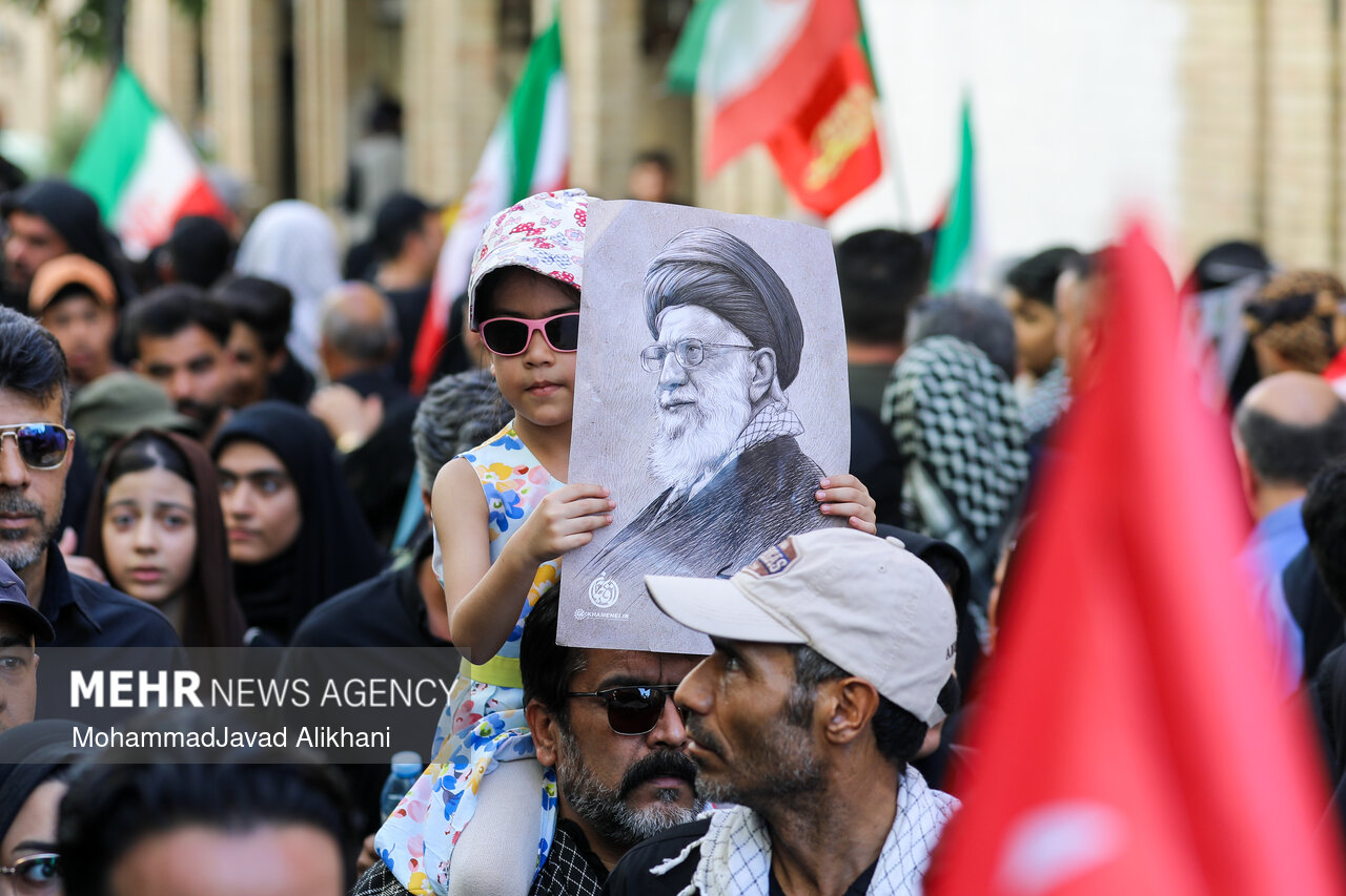 تشییع پیکر رهبر شهید انقلاب در مشهد - ۱۰