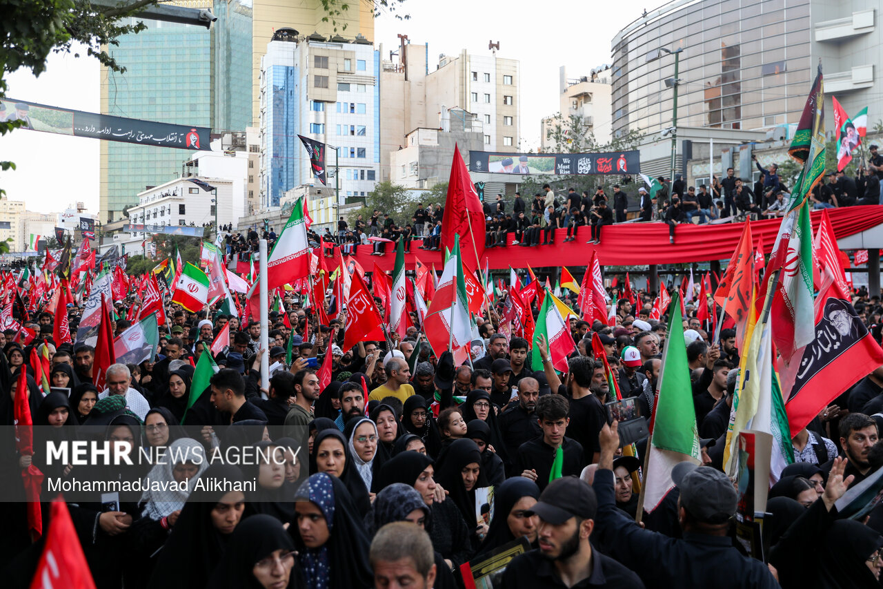 تشییع پیکر رهبر شهید انقلاب در مشهد - ۱۰