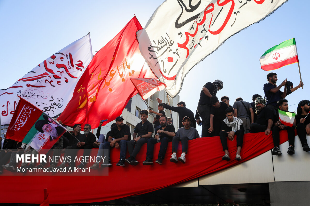 تشییع پیکر رهبر شهید انقلاب در مشهد - ۱۰