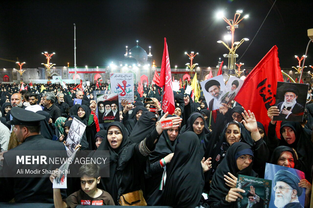 سومین شب بزرگداشت رهبر شهید انقلاب در حرم امام رضا (ع)