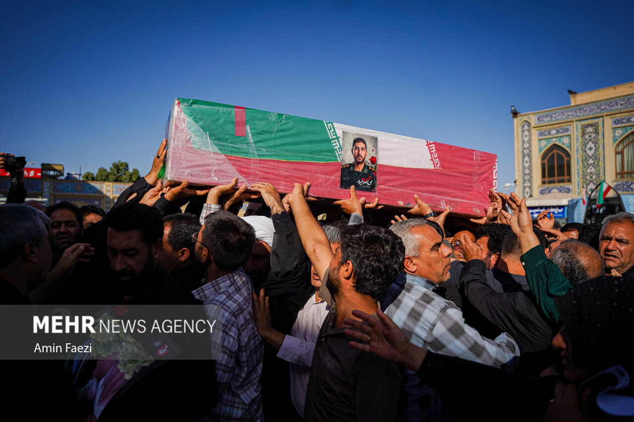 تشییع پیکر پاسدار شهید «محمد ناصر دلیرور» در حرم شاهچراغ(ع)