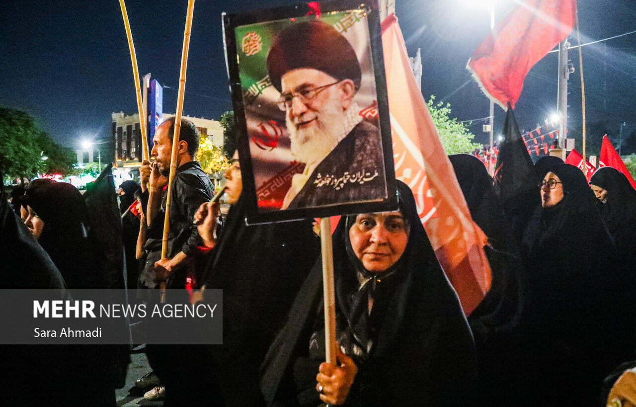 راهپیمایی مردمی به سوی حرم رضوی در هفتمین روز خاکسپاری «رهبر شهید»