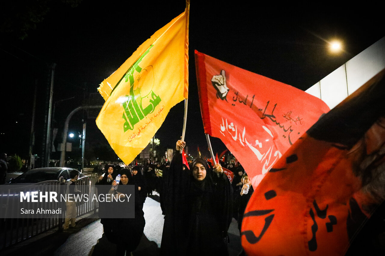 راهپیمایی مردمی به سوی حرم رضوی در هفتمین روز خاکسپاری «رهبر شهید»