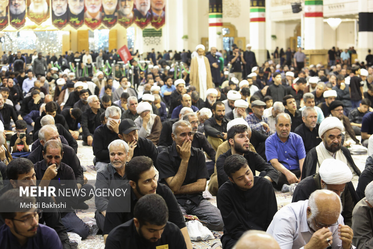 بزرگداشت رهبر شهید از سوی آیت الله مکارم شیرازی در قم