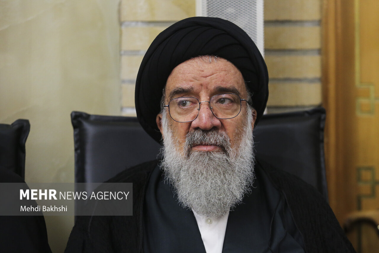 بزرگداشت رهبر شهید از سوی آیت الله مکارم شیرازی در قم