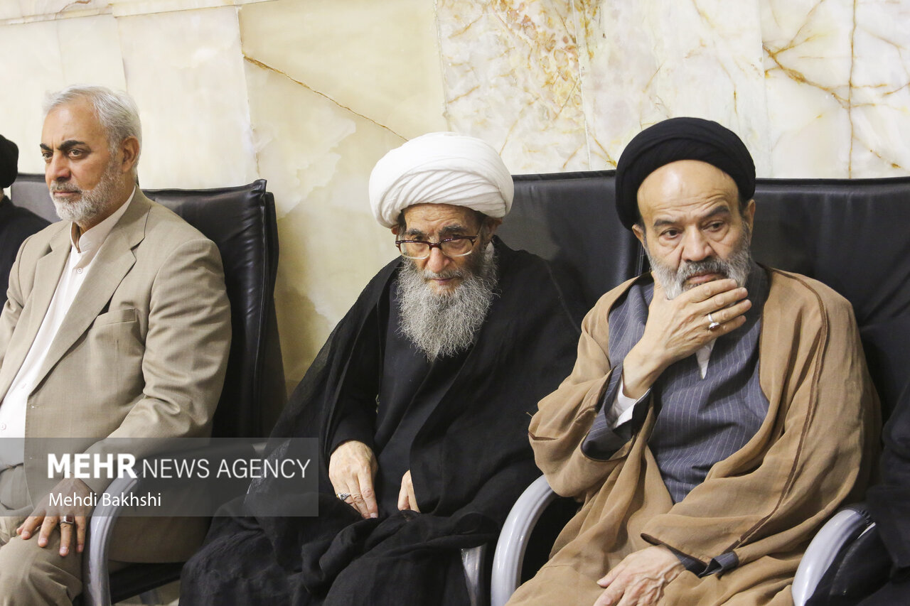 بزرگداشت رهبر شهید از سوی آیت الله مکارم شیرازی در قم