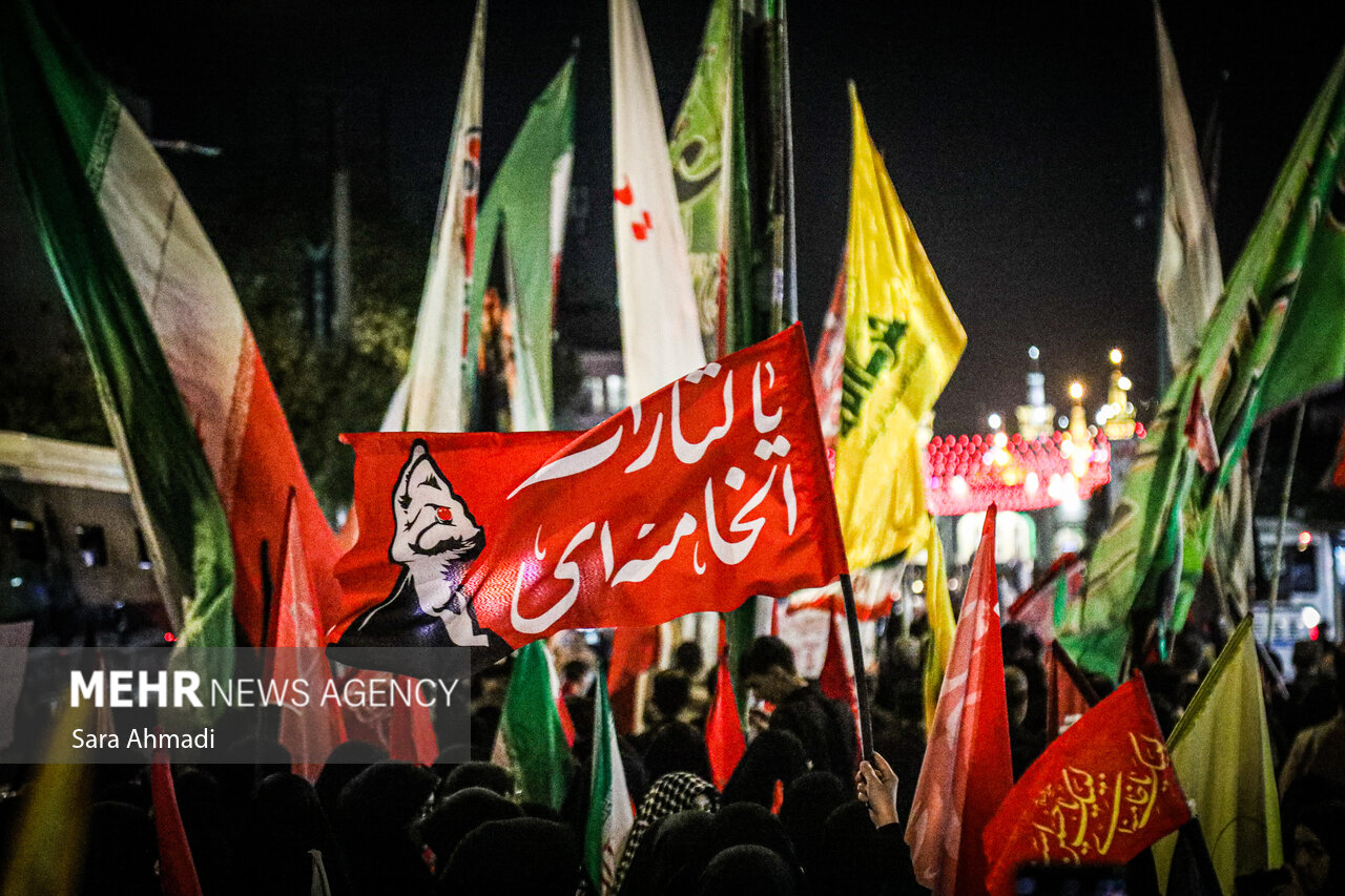 راهپیمایی مردمی به سوی حرم رضوی در هفتمین روز خاکسپاری «رهبر شهید»