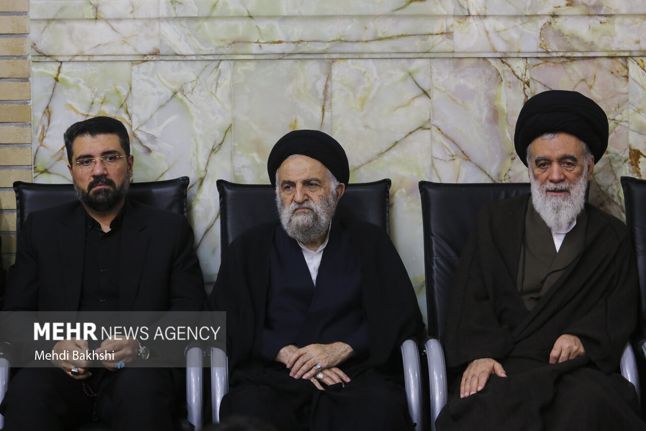 بزرگداشت رهبر شهید از سوی آیت الله مکارم شیرازی در قم