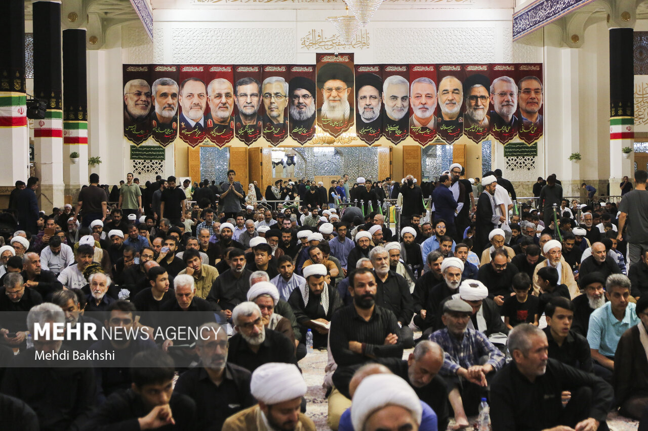 بزرگداشت رهبر شهید از سوی آیت الله مکارم شیرازی در قم