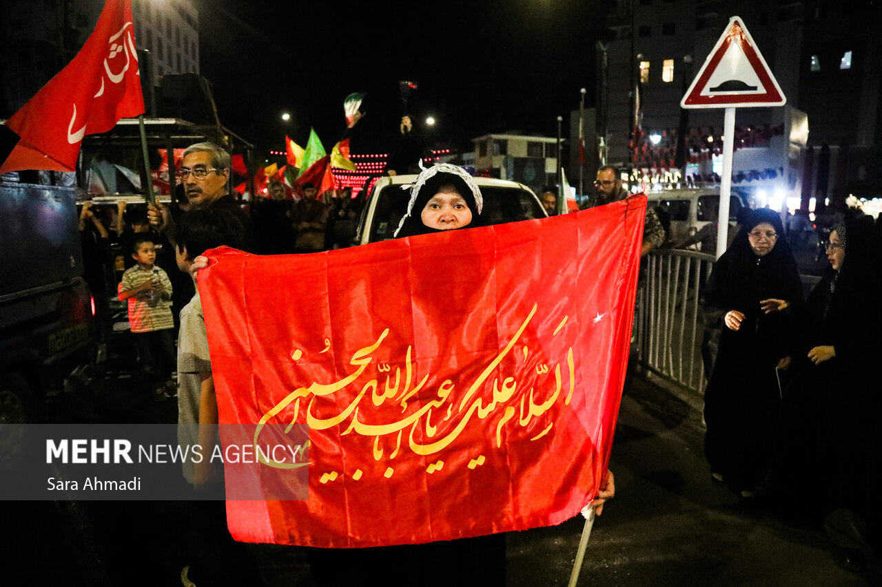 راهپیمایی مردمی به سوی حرم رضوی در هفتمین روز خاکسپاری «رهبر شهید»