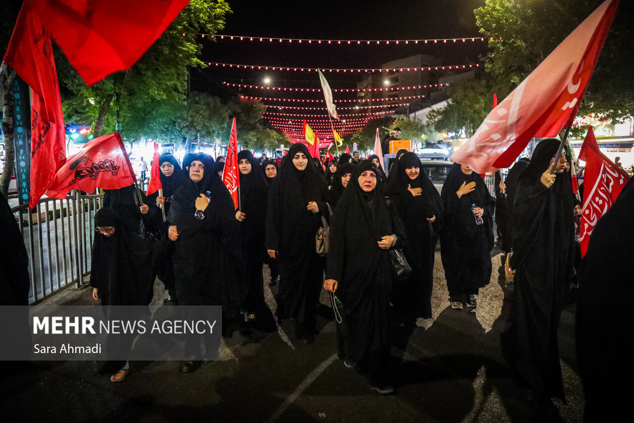 راهپیمایی مردمی به سوی حرم رضوی در هفتمین روز خاکسپاری «رهبر شهید»