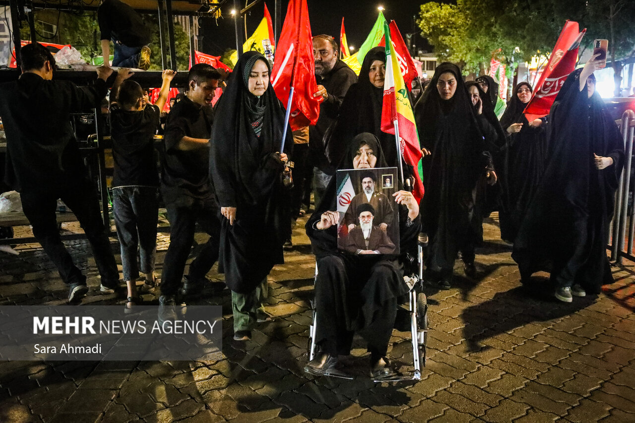 راهپیمایی مردمی به سوی حرم رضوی در هفتمین روز خاکسپاری «رهبر شهید»