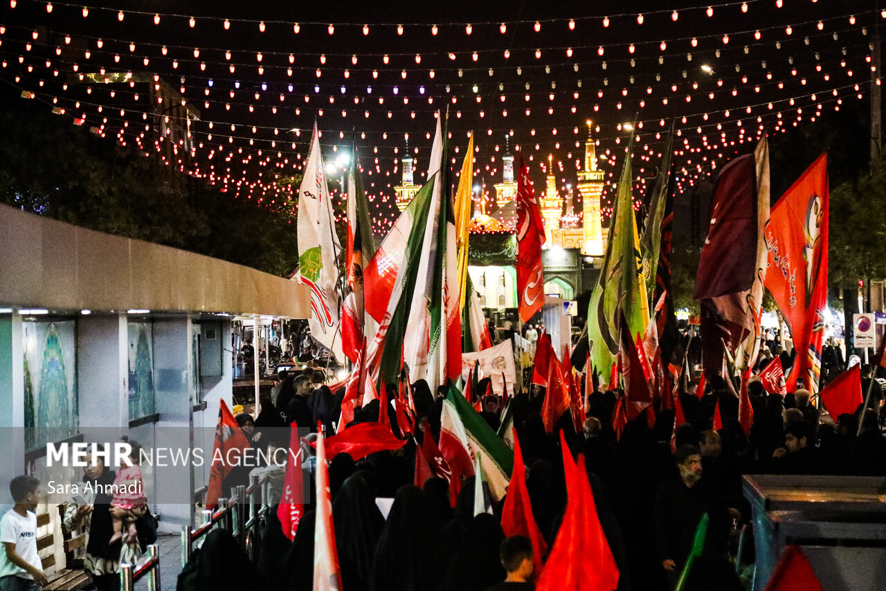 راهپیمایی مردمی به سوی حرم رضوی در هفتمین روز خاکسپاری «رهبر شهید»