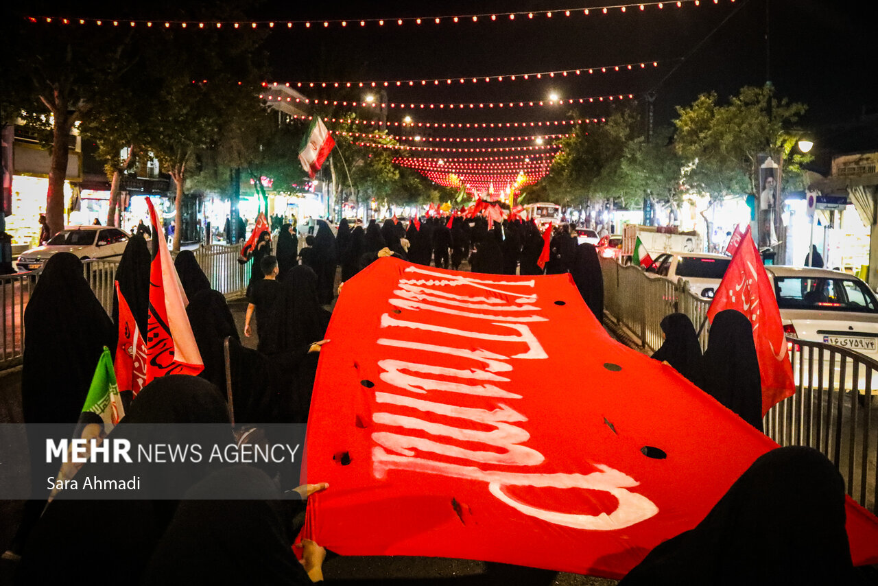 راهپیمایی مردمی به سوی حرم رضوی در هفتمین روز خاکسپاری «رهبر شهید»