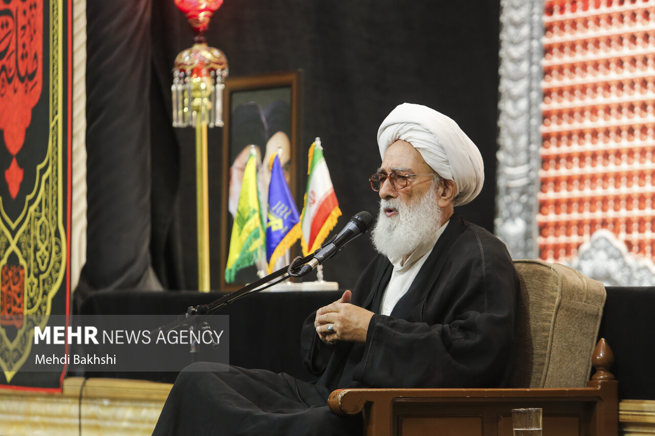 بزرگداشت رهبر شهید از سوی آیت الله مکارم شیرازی در قم
