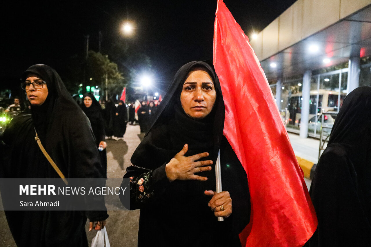 راهپیمایی مردمی به سوی حرم رضوی در هفتمین روز خاکسپاری «رهبر شهید»