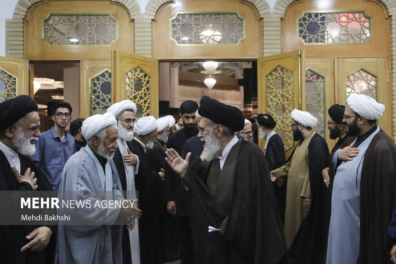 بزرگداشت رهبر شهید از سوی آیت الله مکارم شیرازی در قم