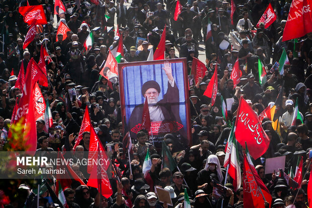 وداعا يا قائدنا الشهيد.. الملايين يشيعون جثمان الامام الخامنئي وافراد اسرته