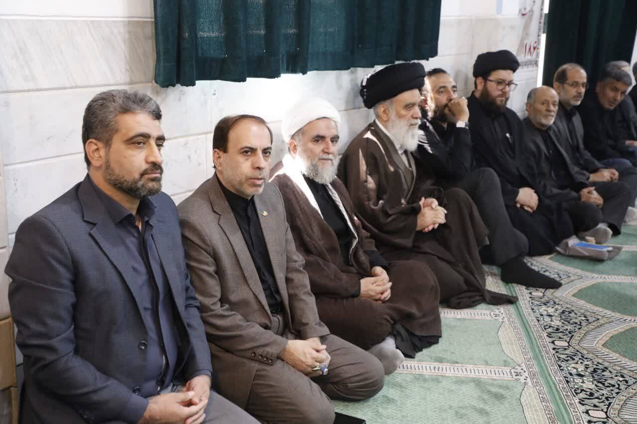 ادای احترام فرهنگیان استان قم به رهبر شهید انقلاب ادای احترام فرهنگیان استان قم به رهبر شهید انقلاب