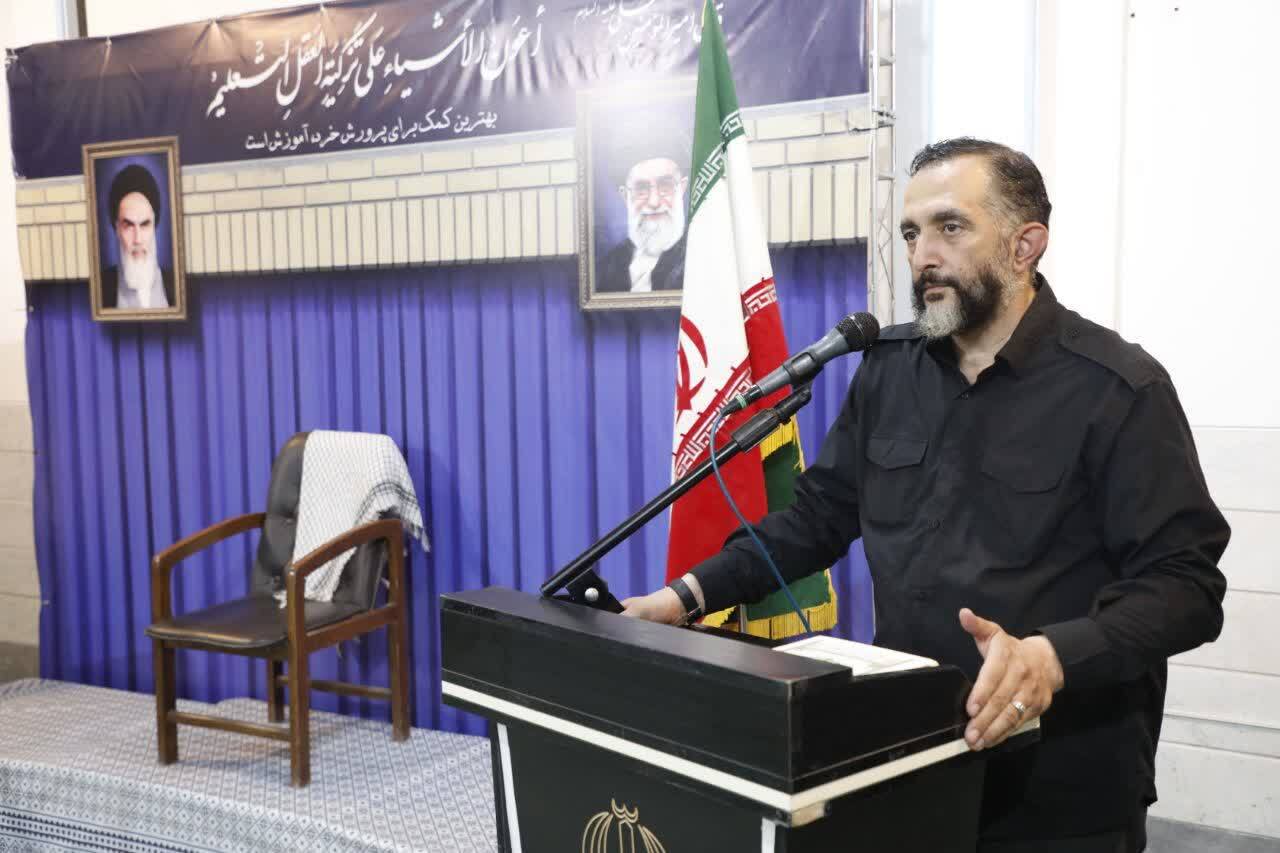 ادای احترام فرهنگیان استان قم به رهبر شهید انقلاب ادای احترام فرهنگیان استان قم به رهبر شهید انقلاب