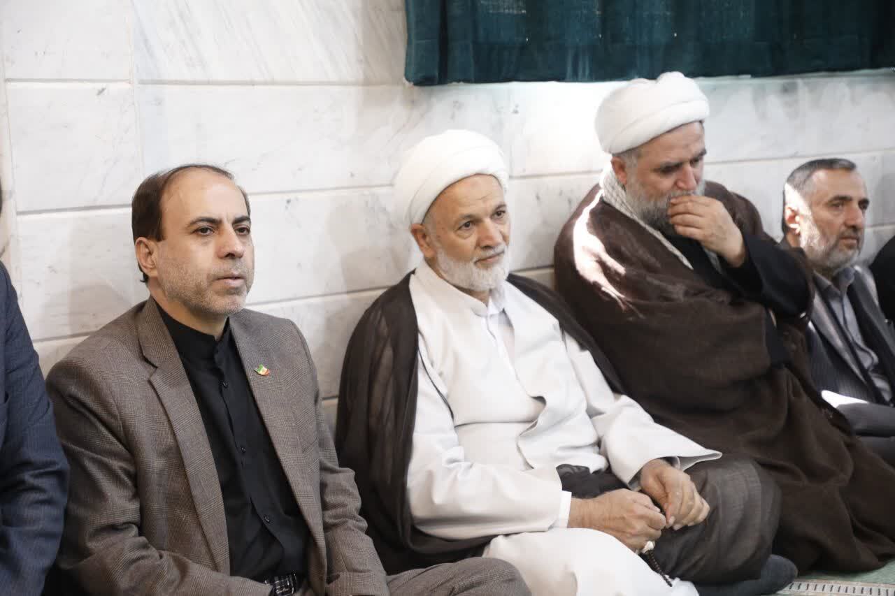ادای احترام فرهنگیان استان قم به رهبر شهید انقلاب ادای احترام فرهنگیان استان قم به رهبر شهید انقلاب