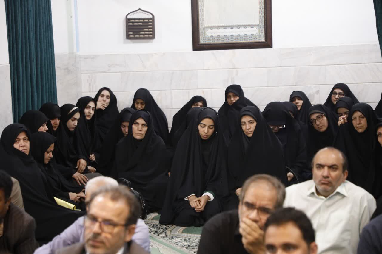 ادای احترام فرهنگیان استان قم به رهبر شهید انقلاب ادای احترام فرهنگیان استان قم به رهبر شهید انقلاب