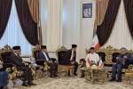 وزير خارجية إندونيسيا يصل إلى مشهد لتقديم الاحترام لمقام القائد الشهيد