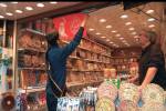 اهدای پرچم‌های عزای رهبر شهید به کسبه توسط خادمان نوجوان حرم بانوی کرامت(س)+فیلم