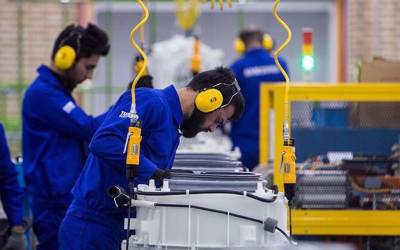 Iran increases minimum wage for workers by 45%