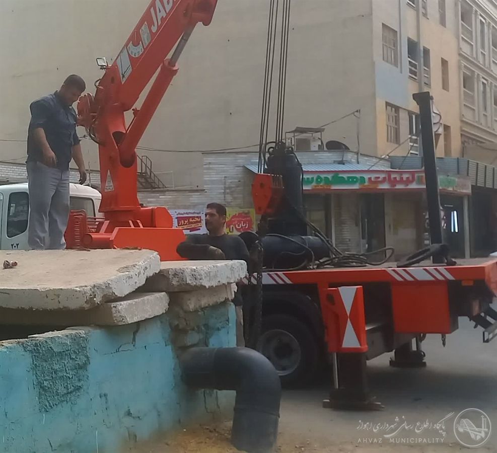 آمادهسازی و راهاندازی ایستگاهها و پمپهای دفع آبهای سطحی در منطقه پنج اهواز