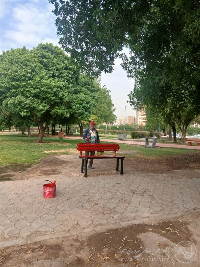 رنگ‌آمیزی و بهسازی مبلمان شهری در پارک ارم توسط شهرداری منطقه دو اهواز