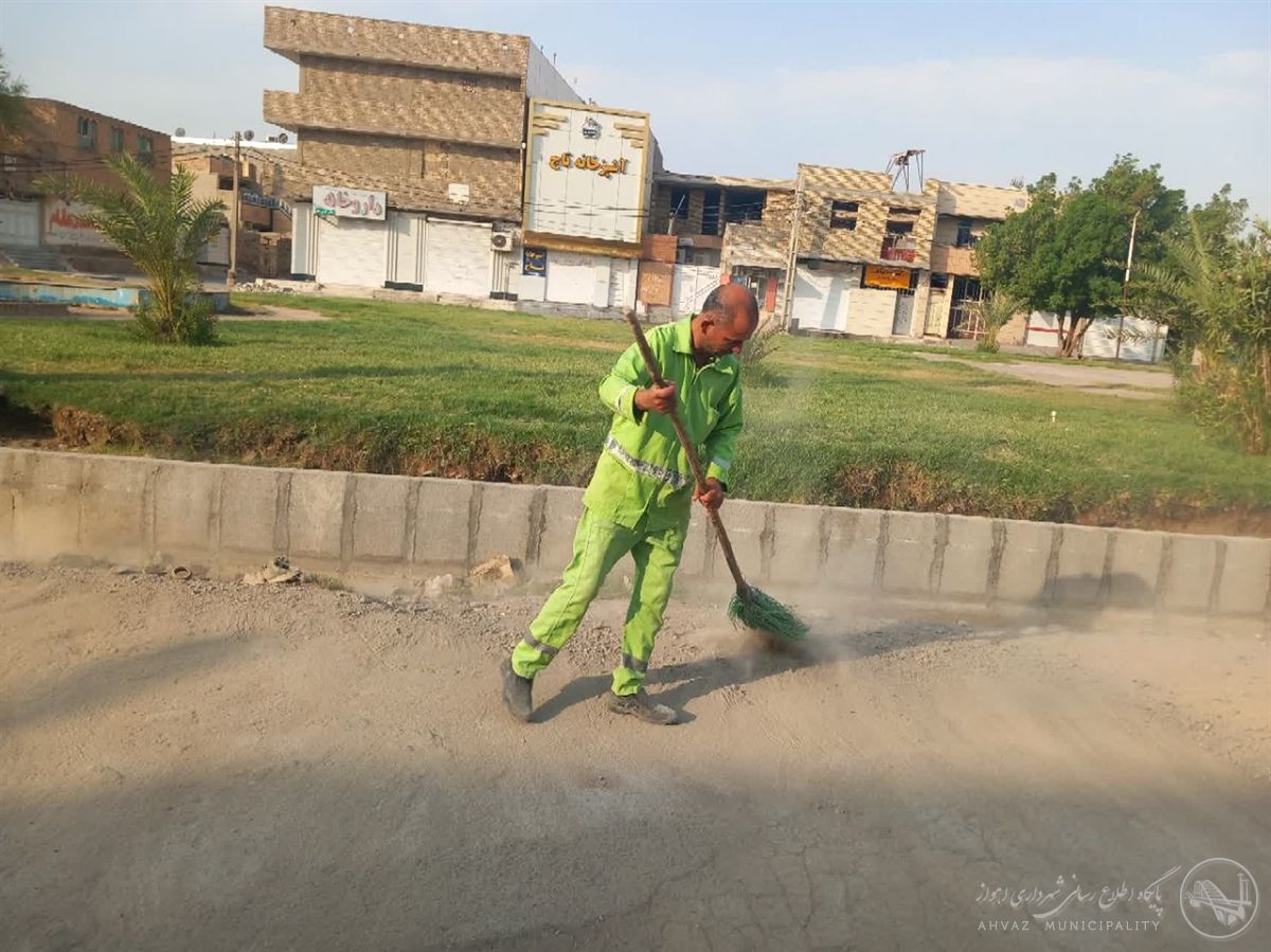 استمرار فعالیت حوزه خدمات شهری در نظافت و پاکسازی محلات سطح منطقه سه اهواز