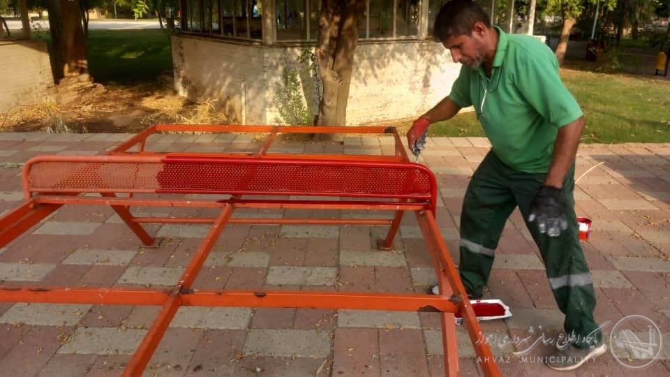 رنگ‌آمیزی و بهسازی وسایل ورزشی پارک جزیره اهواز