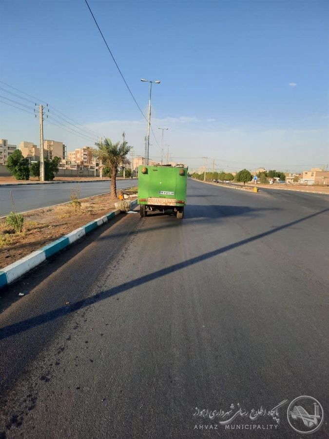 جاروی مکانیزه و شستشوی جداول ناحیه سه شهرداری منطقه هفت اهواز