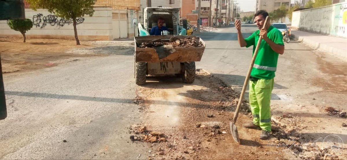 جمع‌آوری و پاکسازی نخاله‌های مازاد ساختمانی در کوی سپیدار منطقه هفت