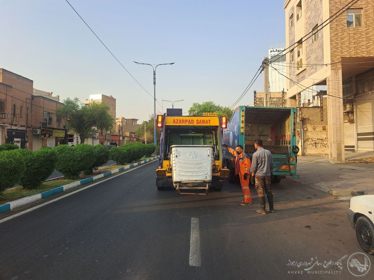 ادامه عملیات شستشوی مخازن زباله توسط خدمات شهری منطقه یک اهواز