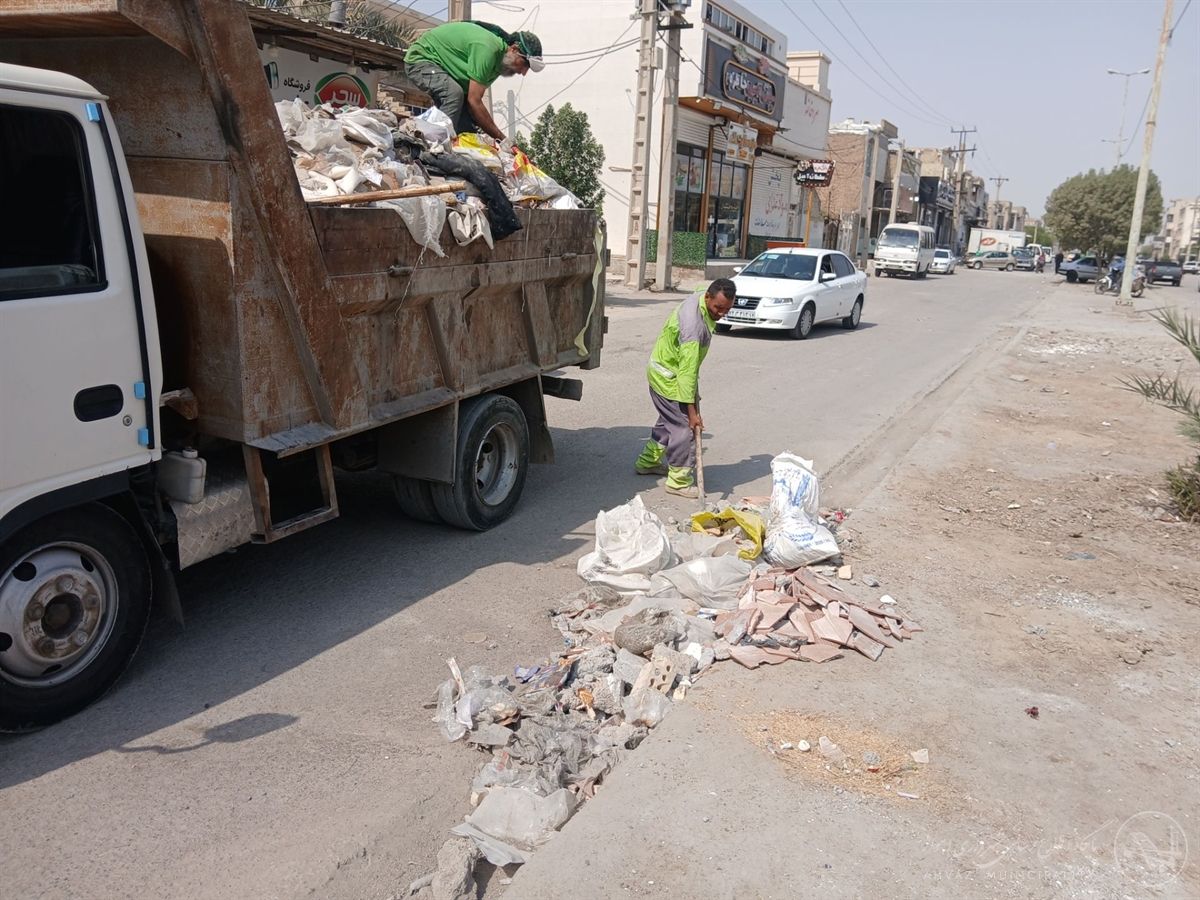 اجرای عملیات گسترده پاکسازی و ارتقای خدمات شهری در نواحی ۲ و ۳ منطقه ۶ اهواز