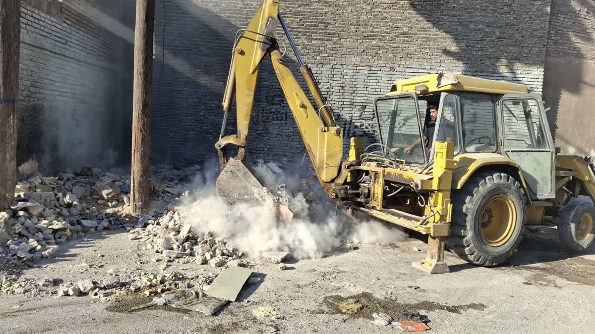 عملیات جمعآوری نخالههای ساختمانی در خیابان یک فرعی حصیرآباد آغاز شد