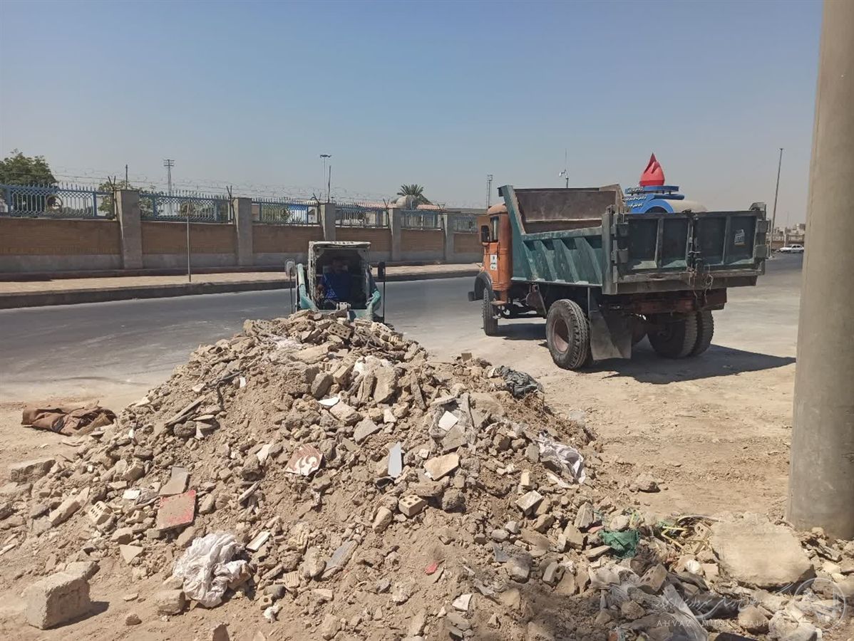 عملیات جمع آوری نخاله های مازاد ساختمانی در بلوار شهید نواب صفوی؛ پاکسازی با بابکت و کامیون