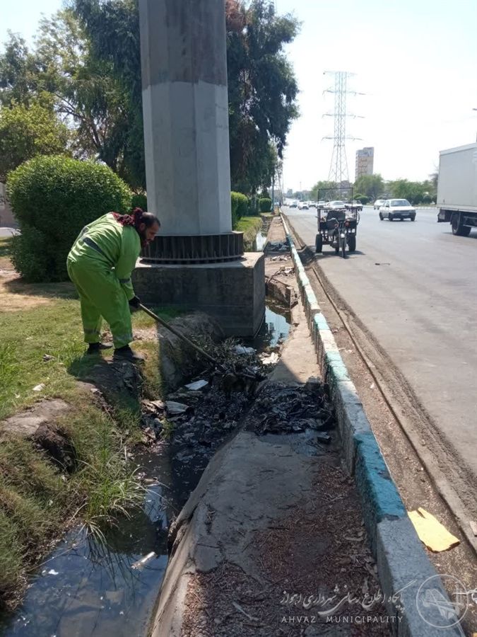 عملیات لایروبی کانال آبهای سطحی در بلوار شهید سلیمانی اهواز