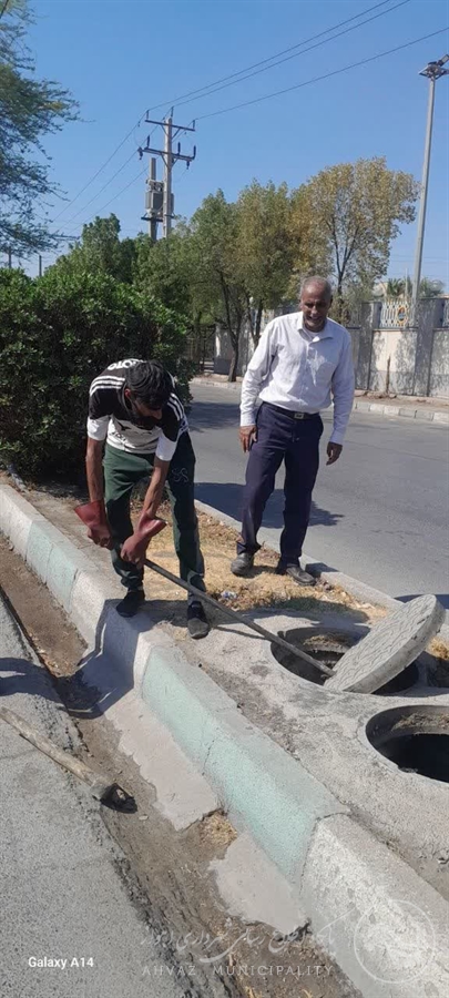 لایروبی حوضچه در کوی طالقانی و بلوار نبوت توسط شهرداری منطقه هفت اهواز