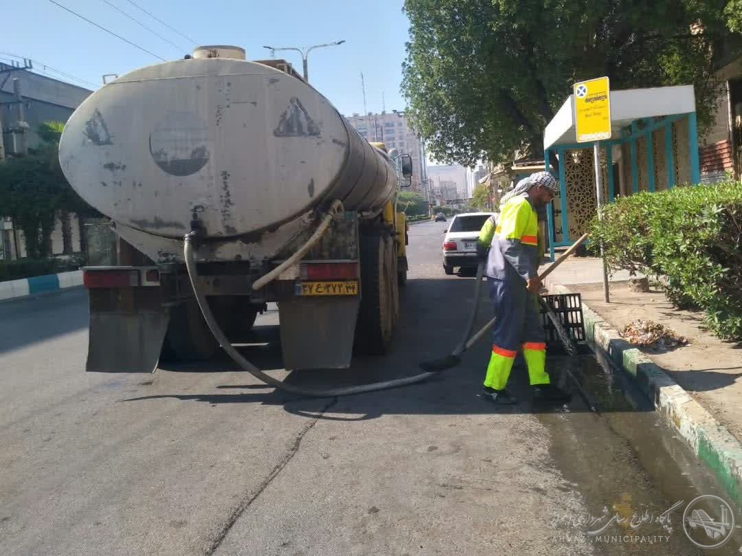 عملیات لایروبی و پاکسازی کانال‌های دفع آب‌های سطحی در بلوار شهید چمران کیانپارس