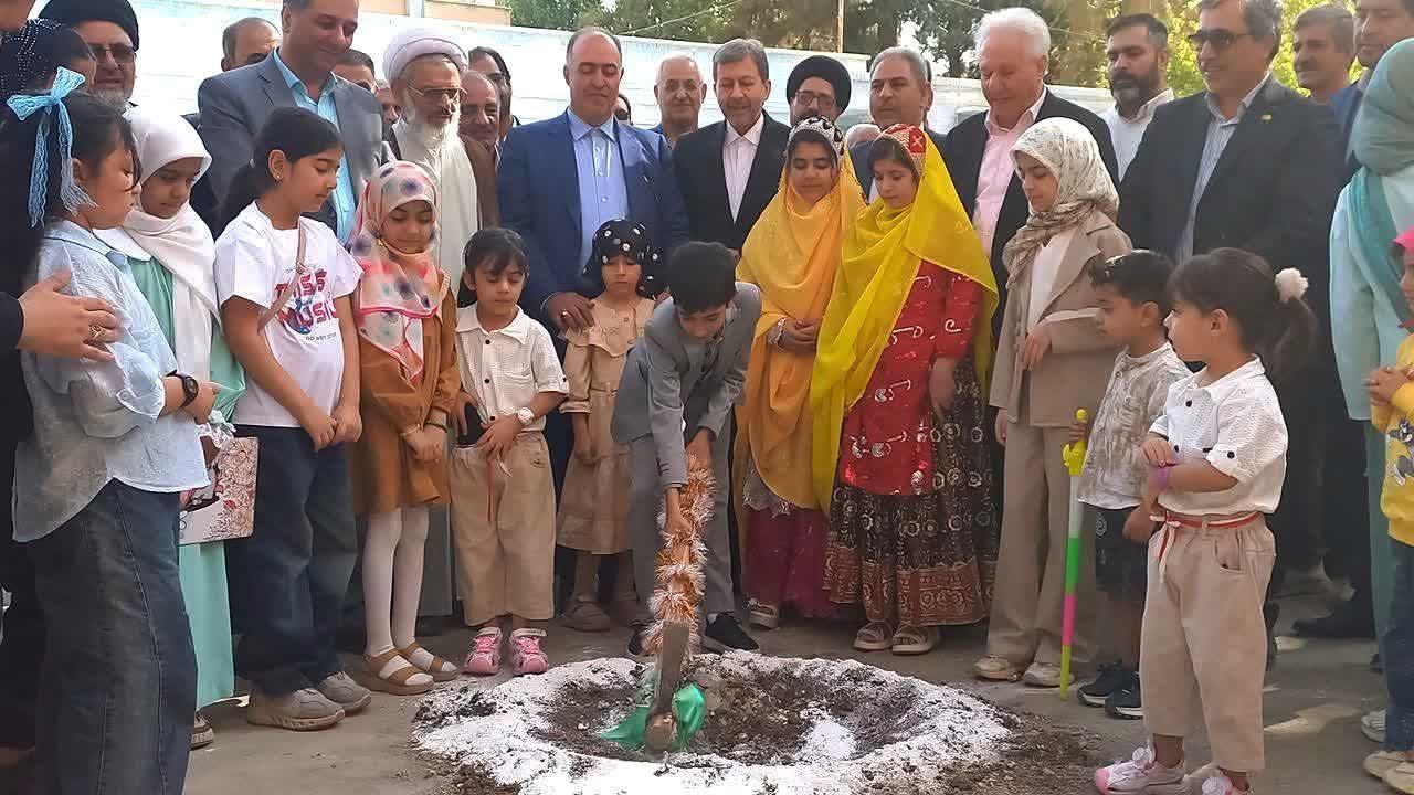 عملیات اجرایی مدرسه ۹ کلاسه «رُزا منزویزاده» در فلاورجان آغاز شد