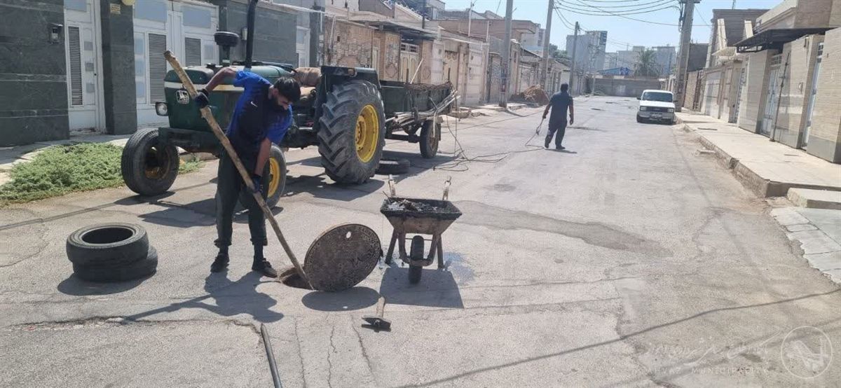 لایروبی حوضچه در کوی سلطان منش توسط شهرداری منطقه هفت