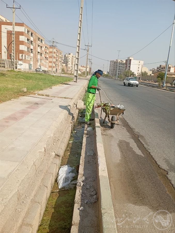 ادامه عملیات گسترده لایروبی کانال در بلوار مهاجرین کوی سپیدار اهواز آغاز شد