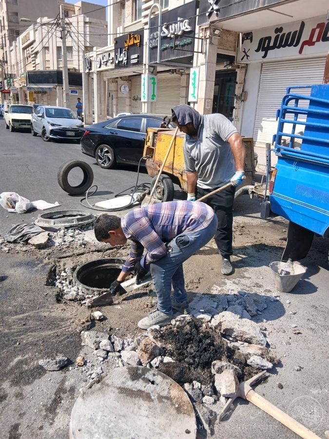 تداوم عملیات همسطحسازی درب منهولهای معابر خیابان وهابی