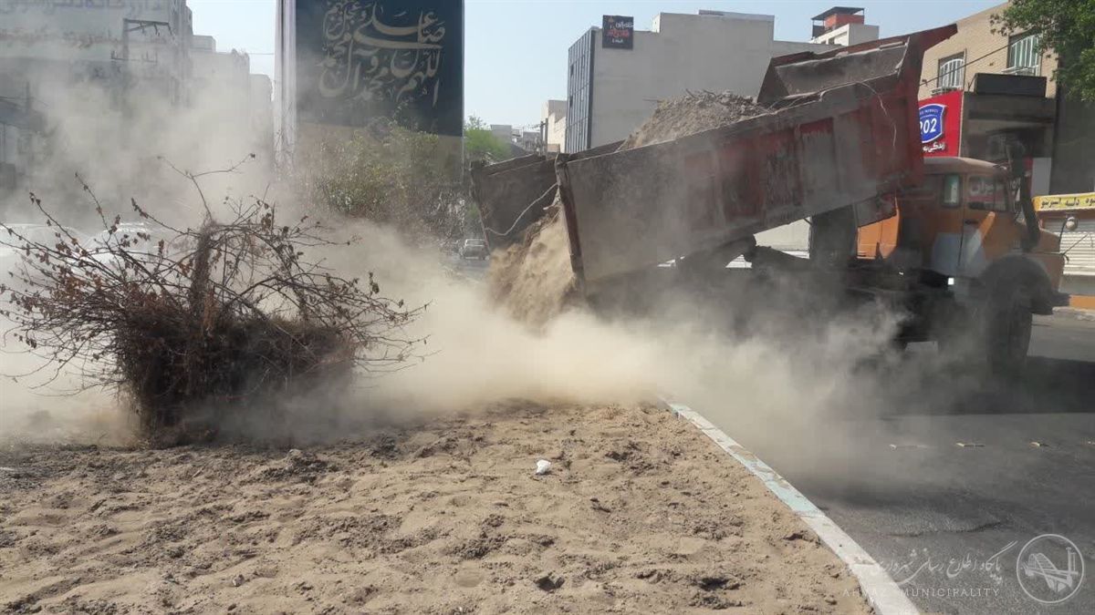 عملیات خاکریزی و تسطیح بلوار جوادالائمه با هدف توسعه فضای سبز